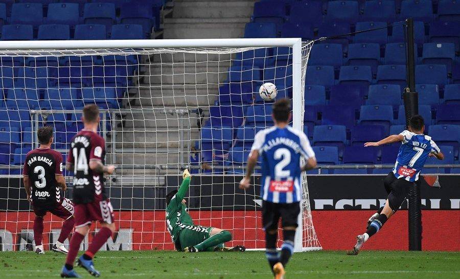  梅斯德比战万人空巷激情四射  