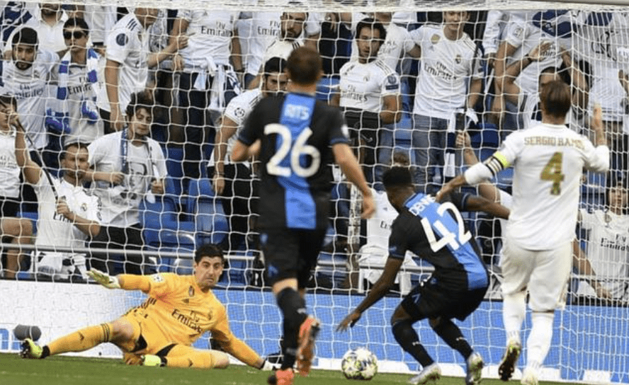  弗赖堡中场拦截能力突出，成功切断对手前后场联系掌控局面